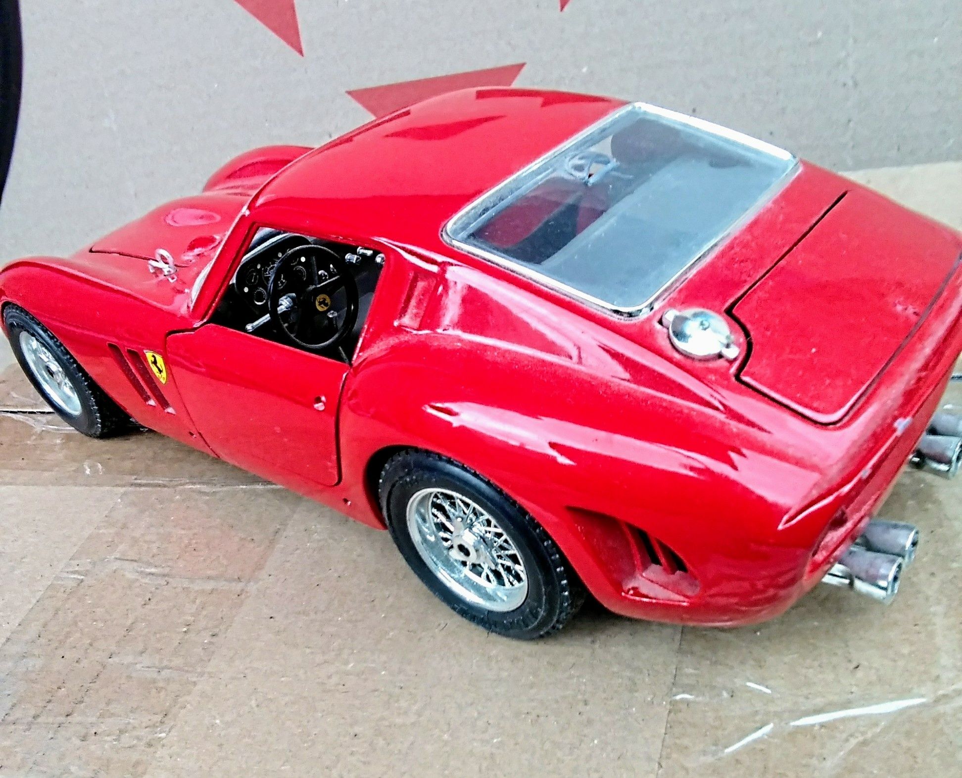 Коллекционная модель авто Ferrari GTO  (1962) 1/18