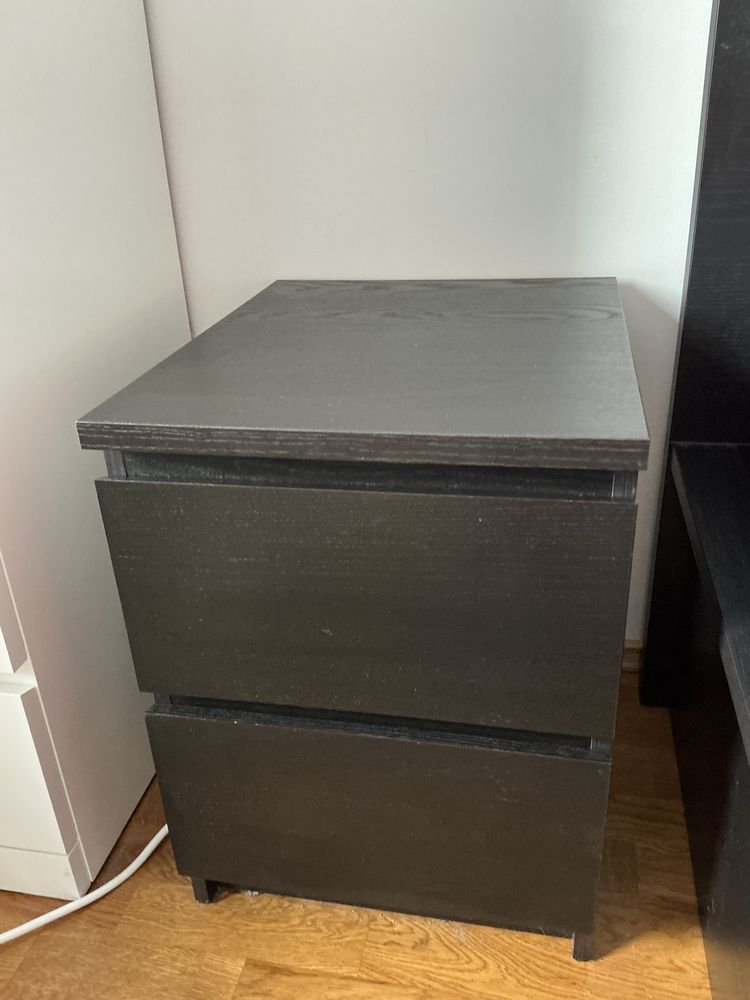 sprzedam czarne łóżko IKEA i dwie szafki nocne