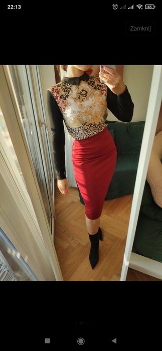 Sweterkowy top z kołnierzykiem z printem panterka złote ornamenty