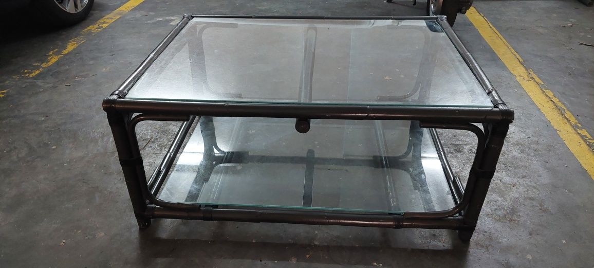 Vendo mesa de centro em bambu para jardim