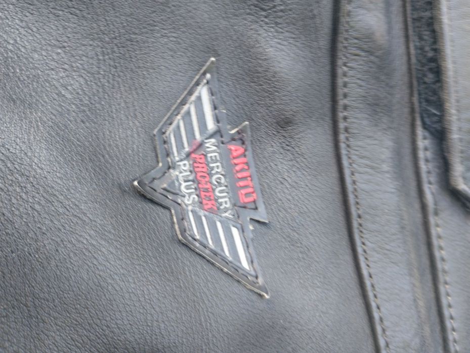 Calças e Casacos de  Motard em Pele e Tecido