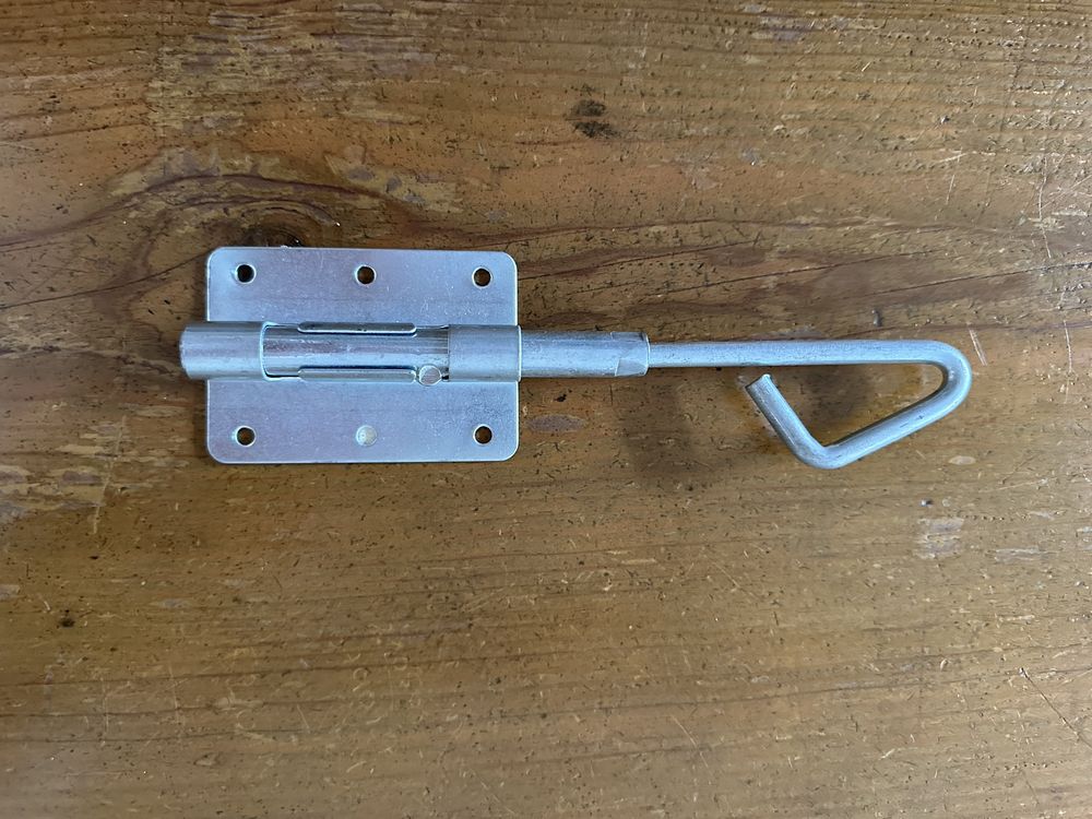 Fecho em metal galvanizado para portão exterior