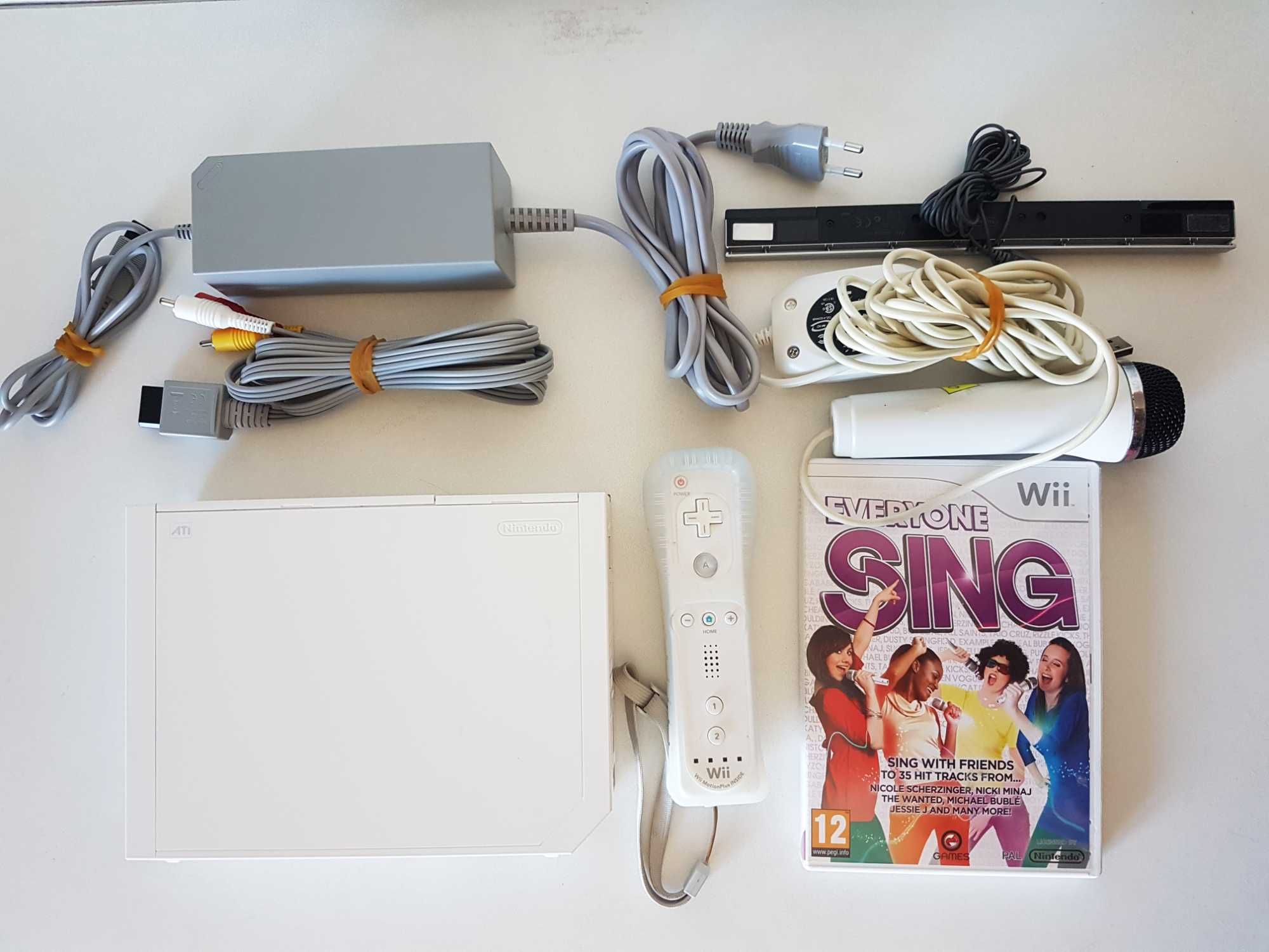 Nintendo Wii Branca 1º Modelo + Acessórios + 1 jogo + Microfone