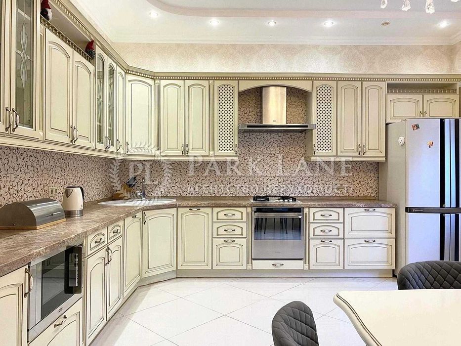 Оренда будинку з басейном. Козин. 4 спальні. 13 соток землі.