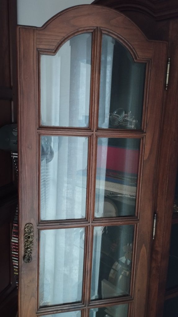 Vitrine cristaleira clássica com fundo em veludo