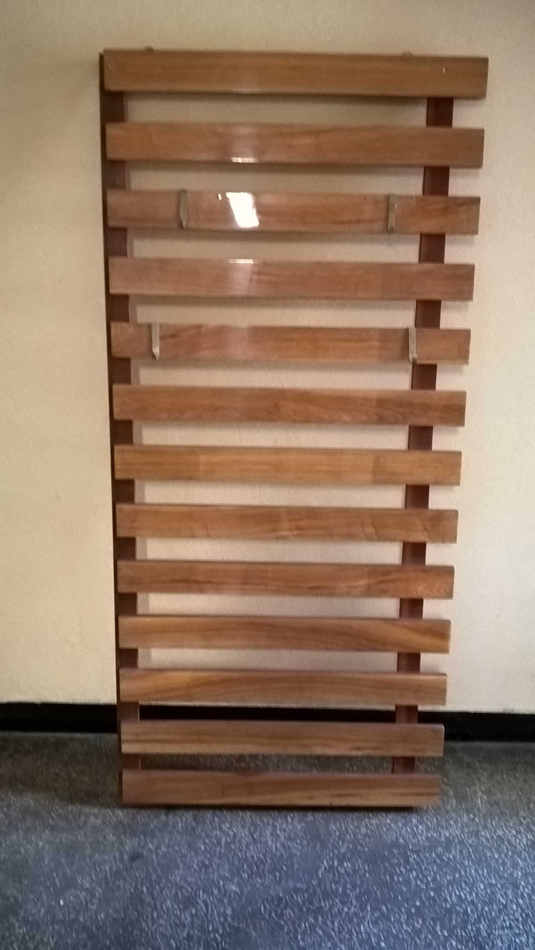 duży wieszak drewniany z czasów PRL wykonany z pełnego drewna