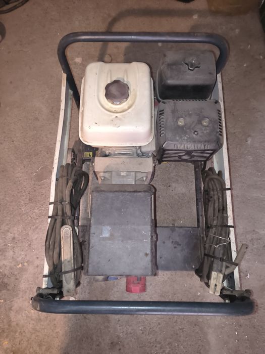 Продам генератор зі встроєним зварювальним інвертором  FOGO FH8220W.