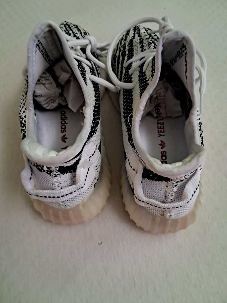 Mam do sprzedania buty Adidas Yeeży rozmiar 39/5 cm wk mierzona 24 cm