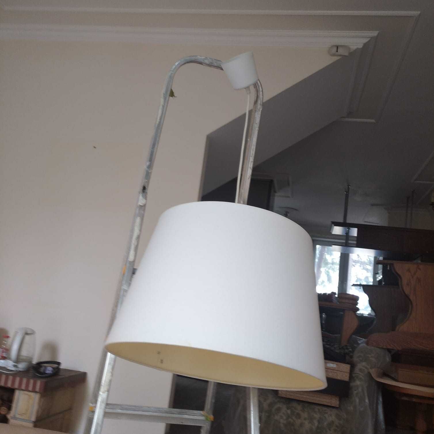 Kremowa wiszaca lampa