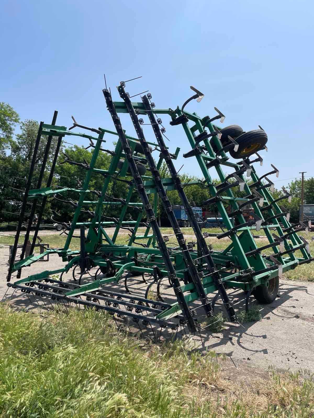 Культиватор John Deere  960 з робочим захватом 10.5 м