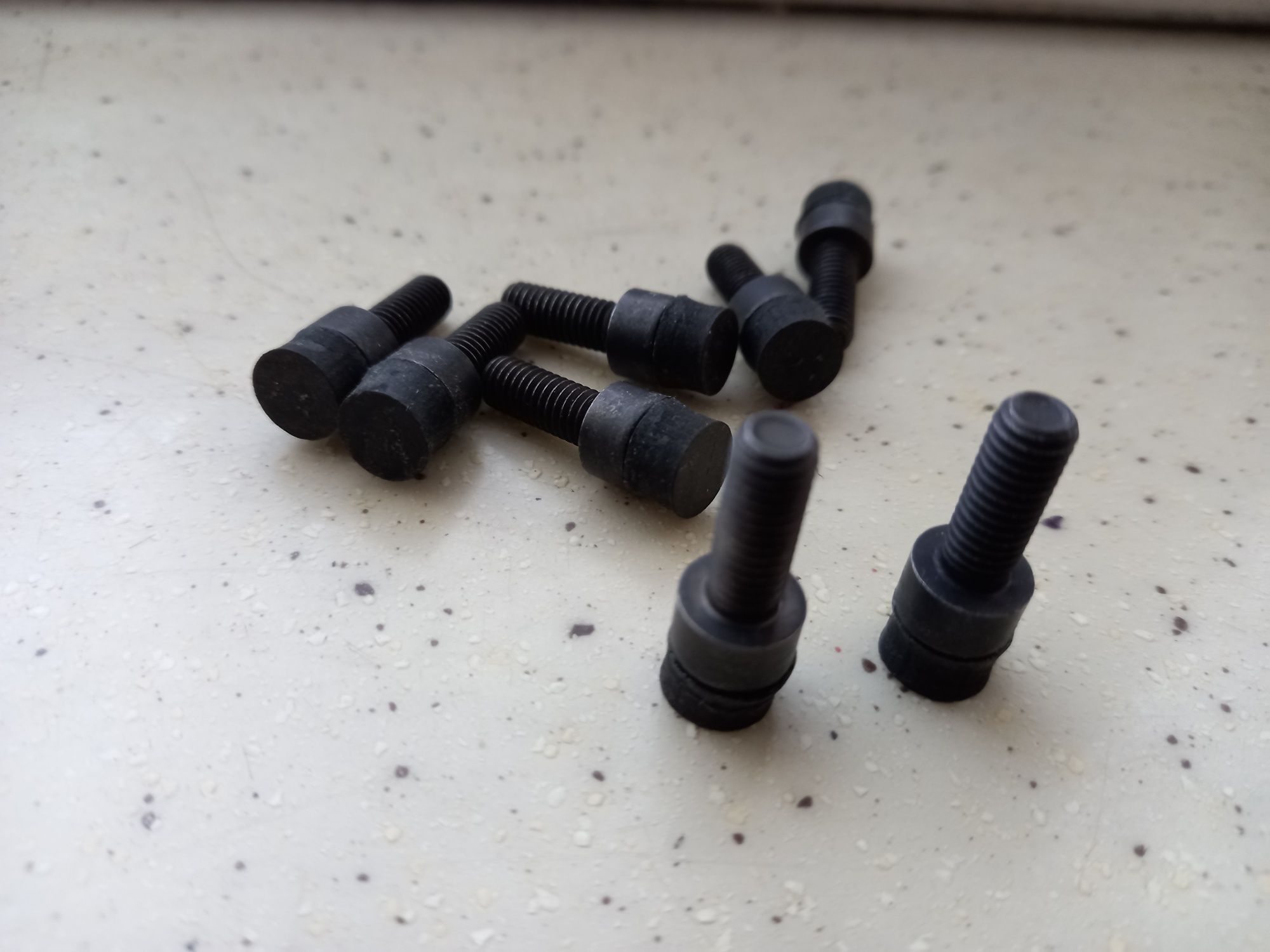 Nóżki wkręcane M6 x 15 mm.