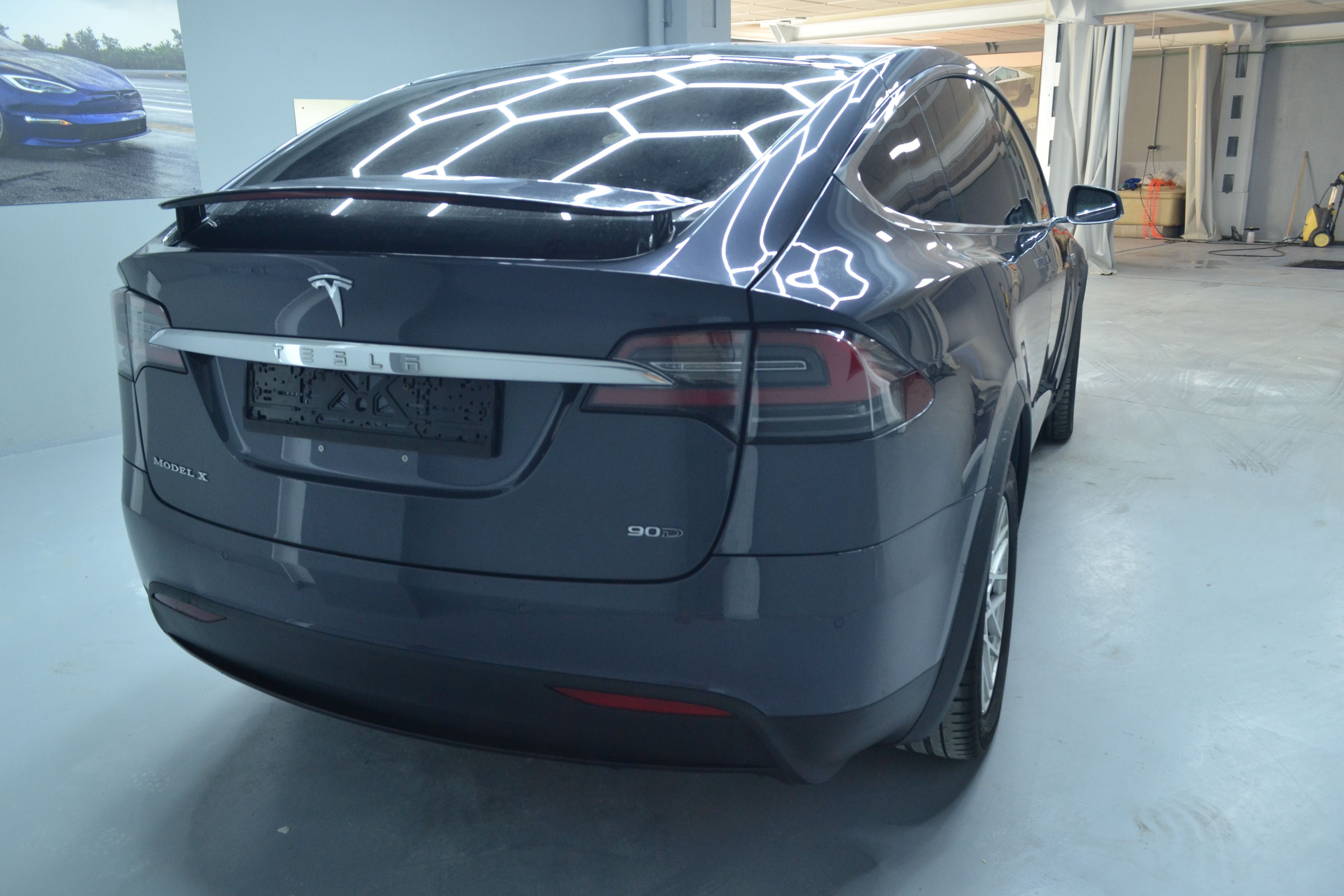 Tesla Model X 90D