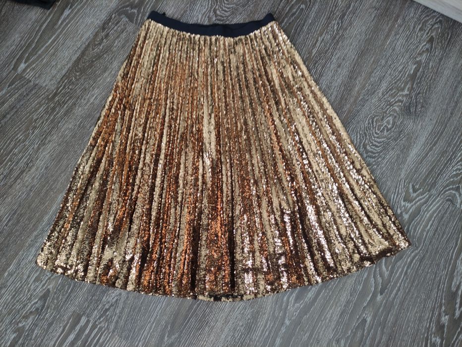 Золотиста сукня у дрібні блискучі паєтки