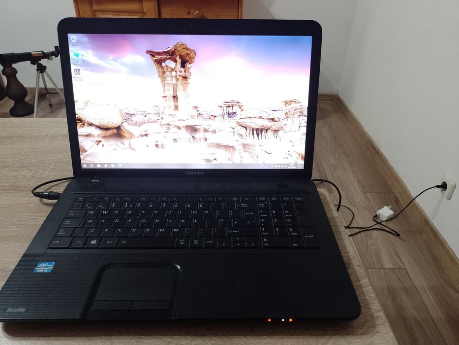 Laptop Toshiba  i ladowarka