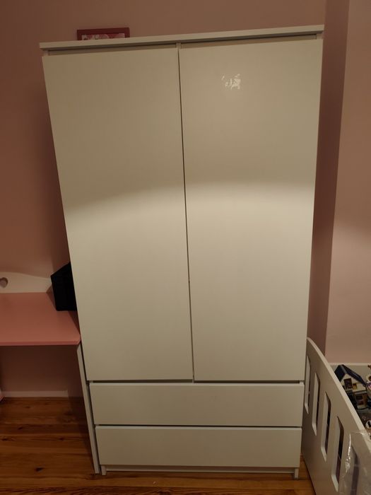Biała szafa z szufladami
