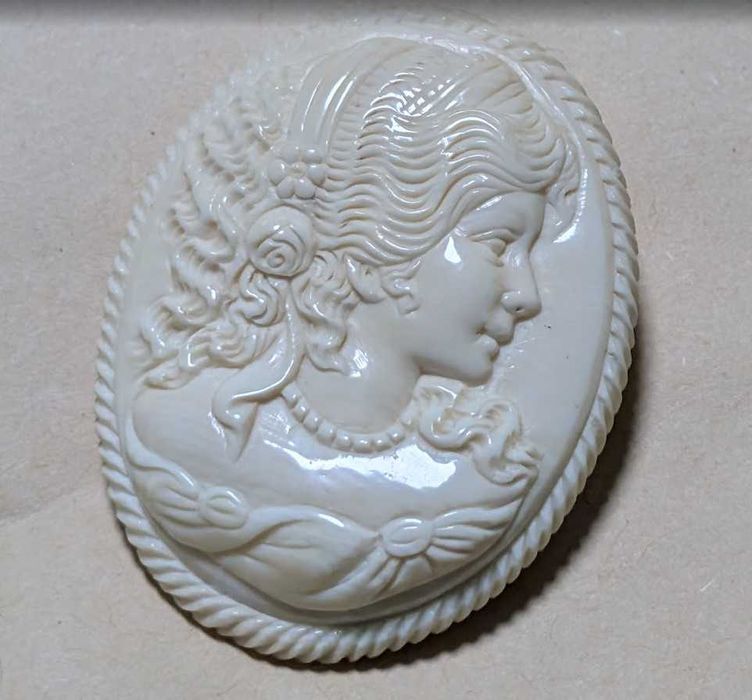 Редкая Камея брошь из резного бивня.Отличное состояние