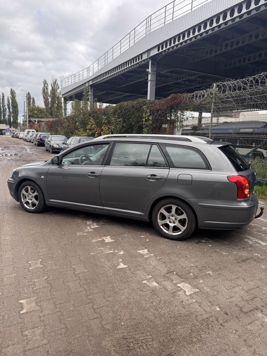Sprzedam Toyote Avensis 1.8 Benzyna