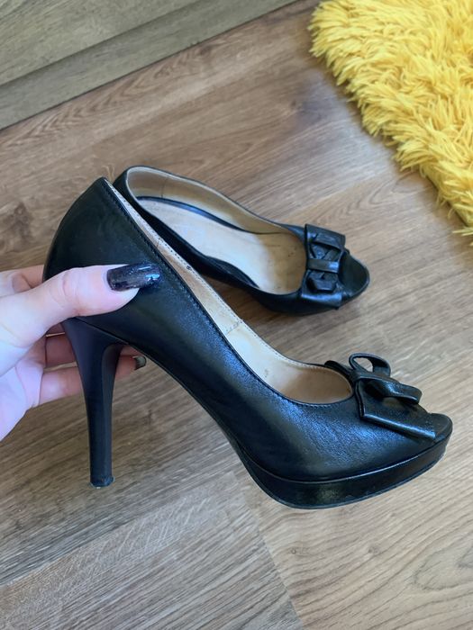 Skórzane buty na obcasie rozmiar 35