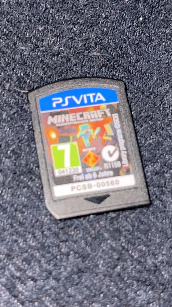 PS Vita z pudełkiem i grą