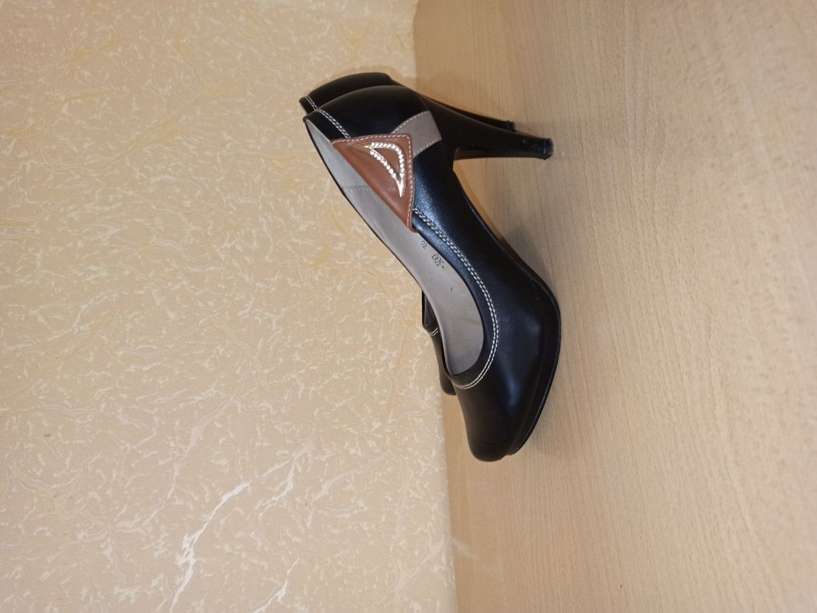 Жіночі туфлі Girnaive (39 розмір)
