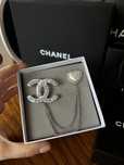Broszka Chanel srebrna