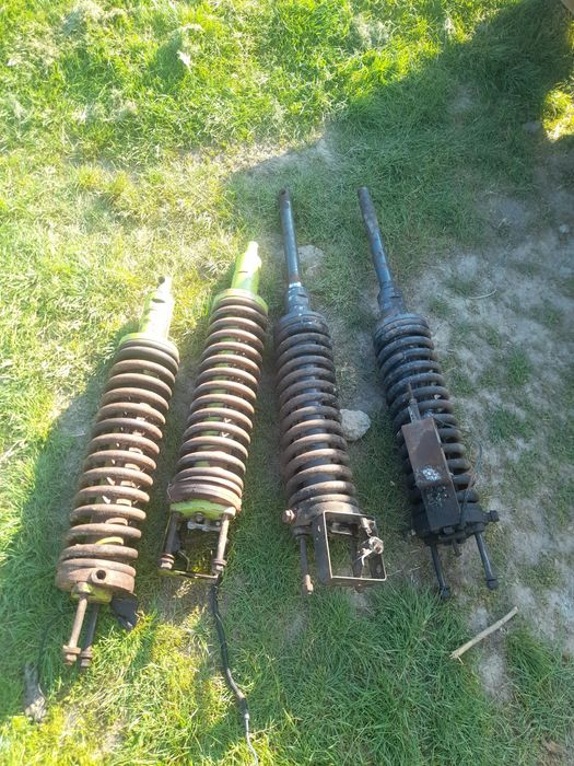 Siłownik podnoszenia hederu Claas  Mega