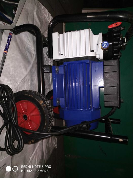 Продам компресор із обладнанням для штукатурних робіт.