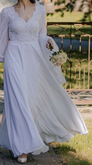 Elegancka zwiewna suknia ślubna z welonem katedralnym