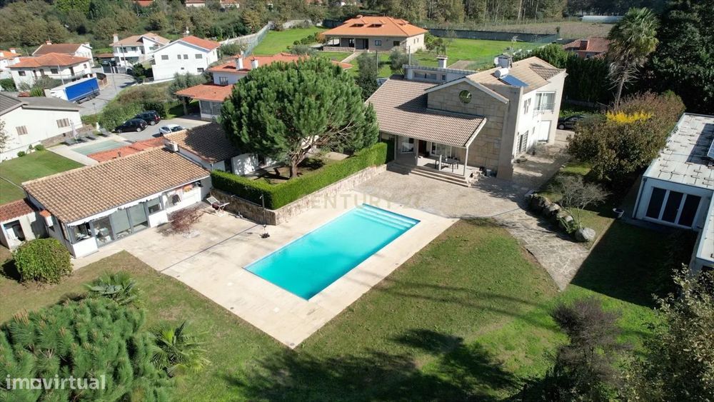 Casa Isolada com Piscina em Felgueiras com Jardim e Garagem Privativa