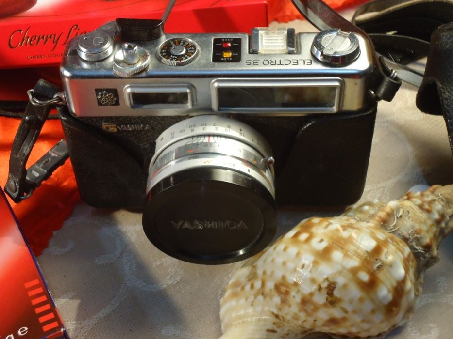Máquina Fotográfica Marca yashica com flash e estojo