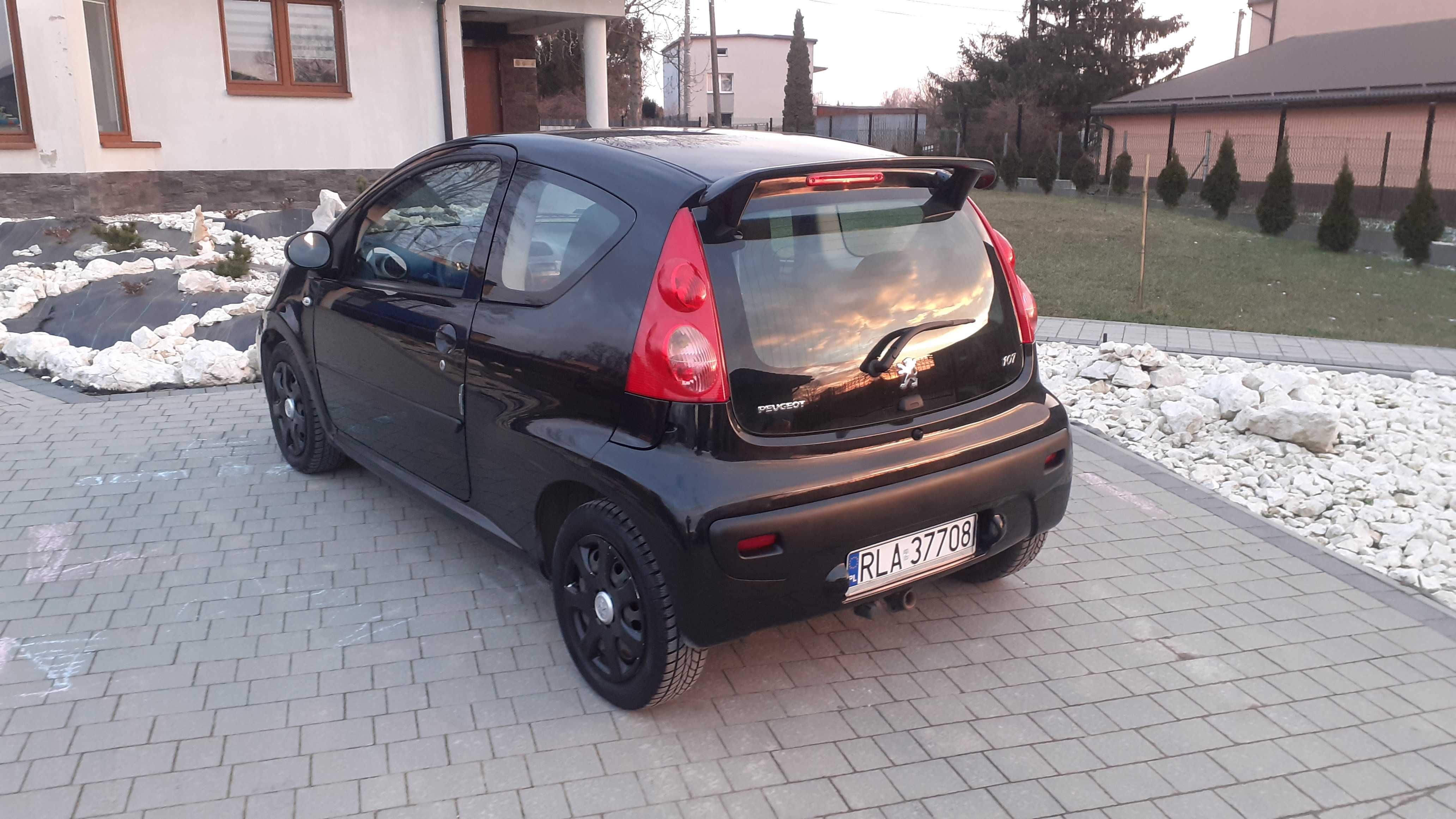 Peugeot 107  z 2011 roku.  Klimatyzacja. Bez oznak korozji