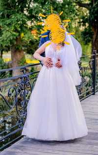 Suknia ślubna w kolorze czystej bieli
