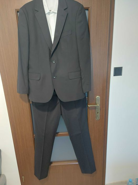 Czarny garnitur rozmiar 164-170cm + biała koszula gratis.