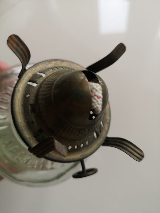 szklana lampa naftowa