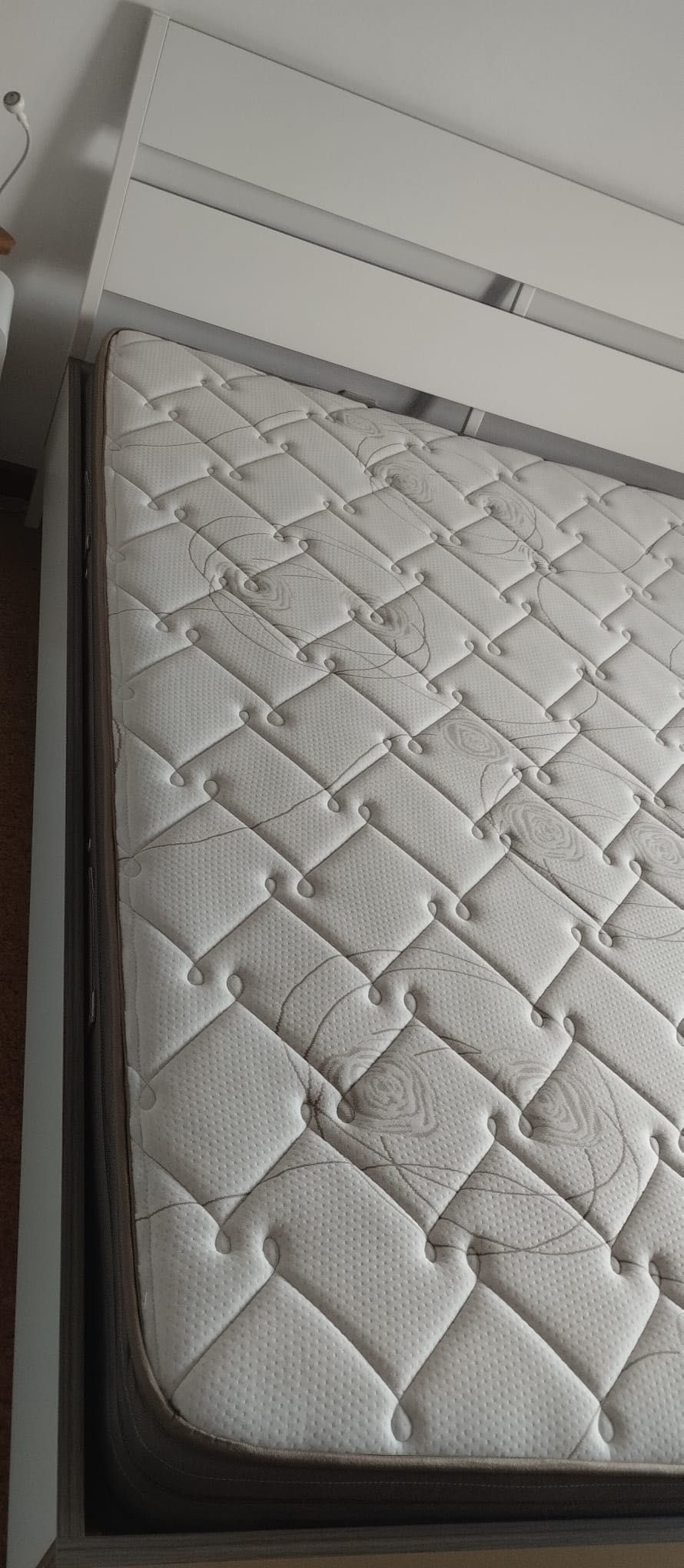 Cama casal 160x200 + colchão como novos; sofá 3 lugares; mesa de vidro