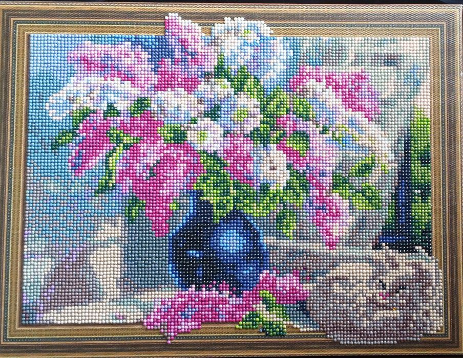 Obraz diamentowy w ramie – kwiaty i kot, rękodzieło