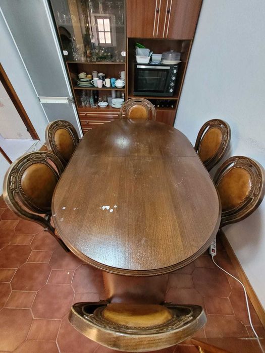 Mesa madeira estilo antigo com 6 cadeiras estofadas