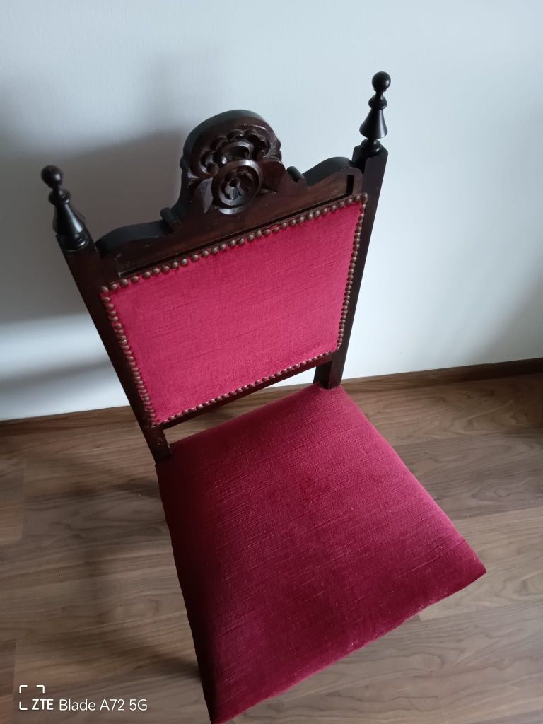 Cadeira de madeira e veludo [35 € / unid]