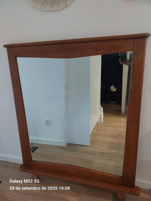 Espelho com moldura em madeira maciça