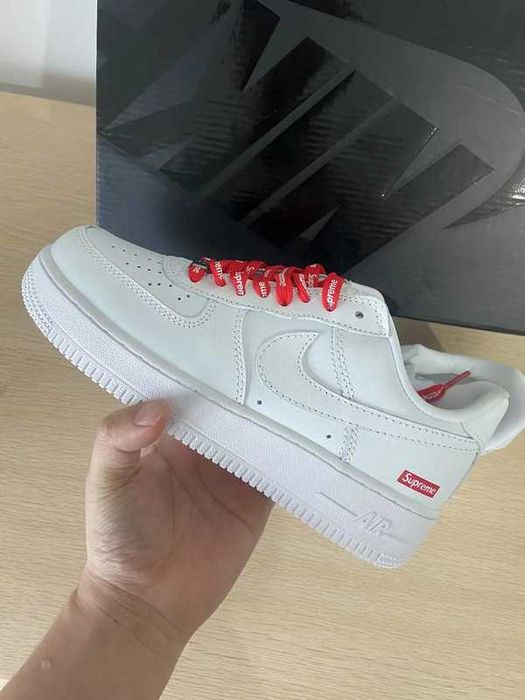 Buty meskie Mokasyny Nike_Air_Force_1_Low_Supreme_White r.37.5