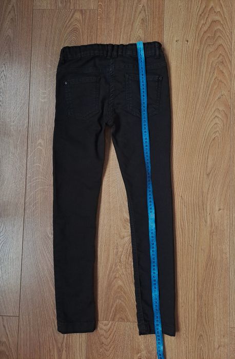 Черные джинсы и футболка с длинным рукавом для девочки