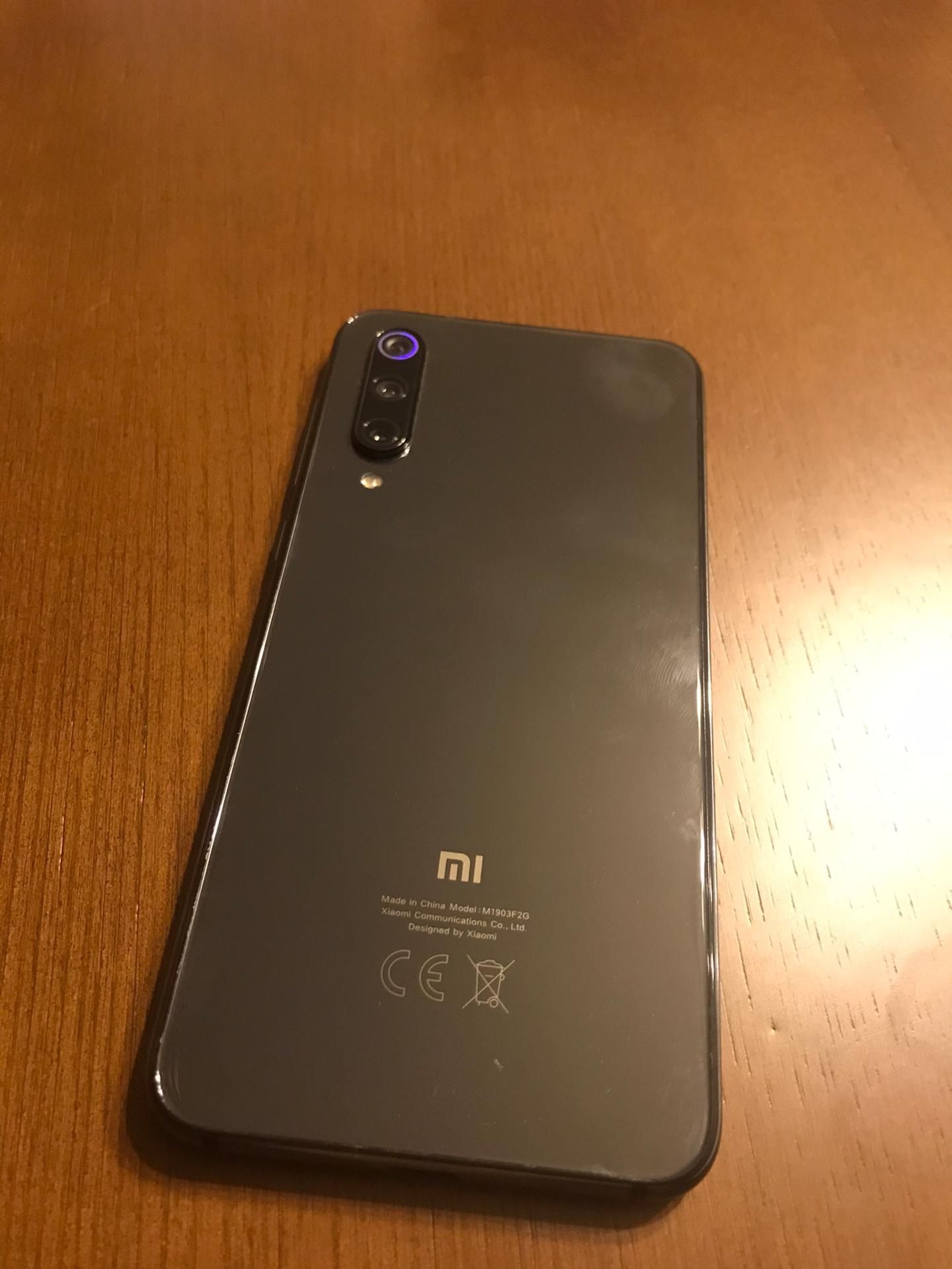 Vendo ou Troco Telemóvel Xiaomi Mi 9 SE 6GB RAM 128GB Dual SIM + Acess