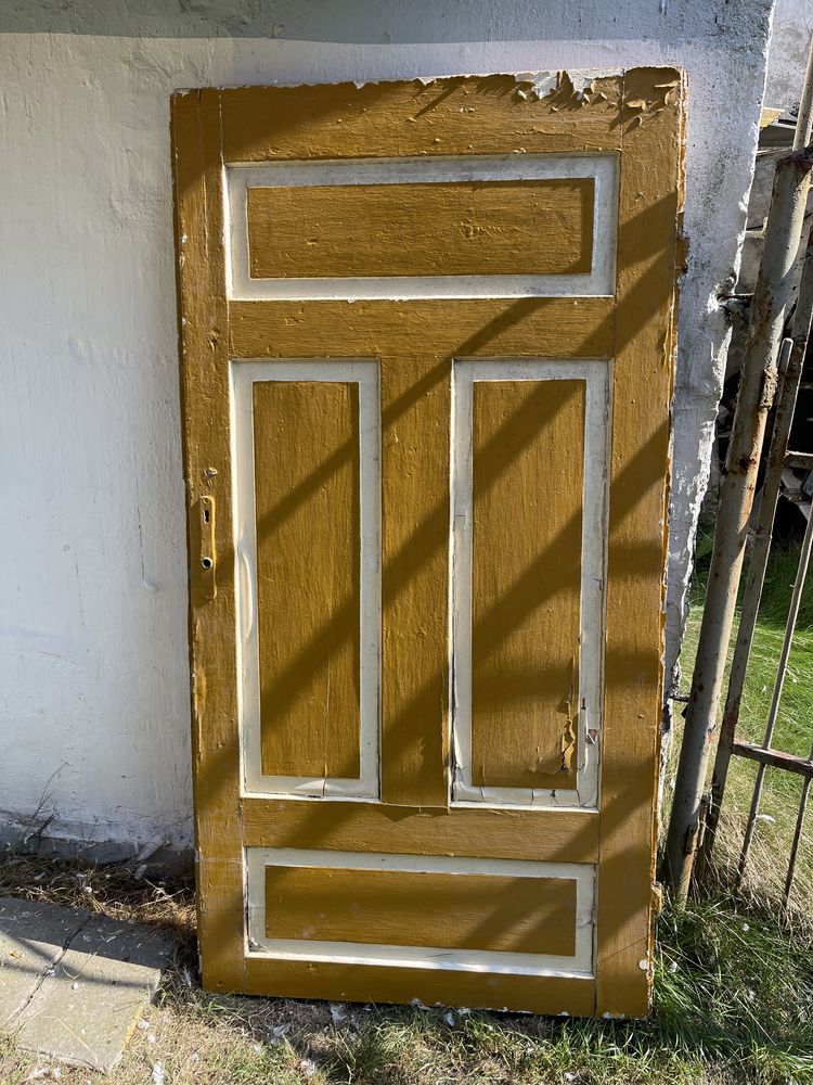 Stare drewniane drzwi do odnowienia kamieniczne