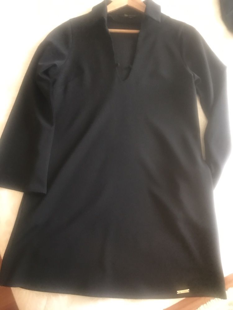 Vestido novo, preto com decote e V