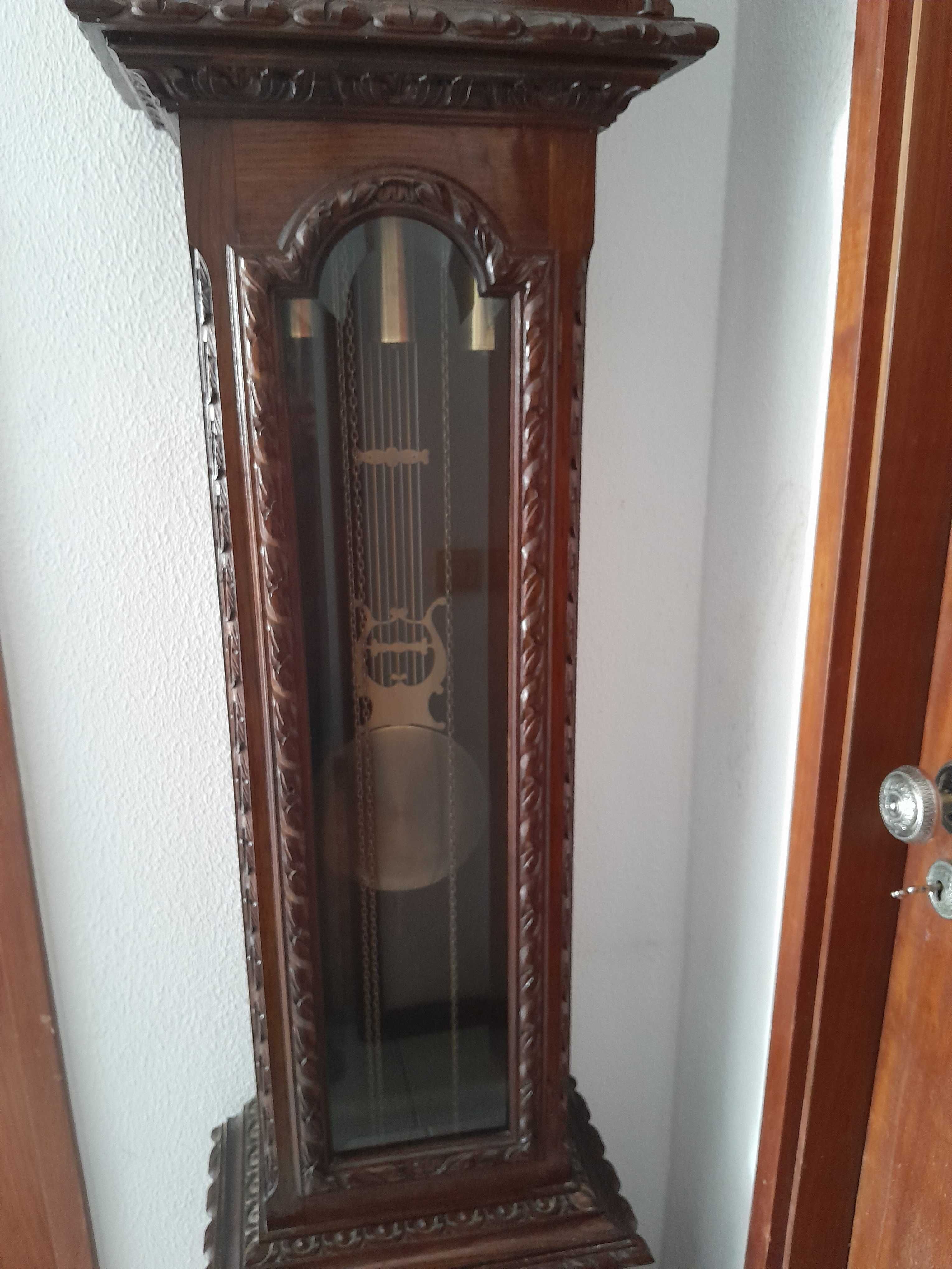 Relógio  de  pendulo em bom estado