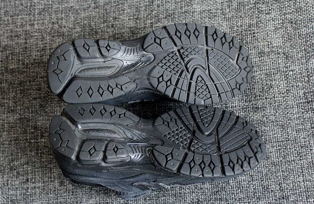 Кросівки New Balance 2002R Triple Black Оригінал 40.5р