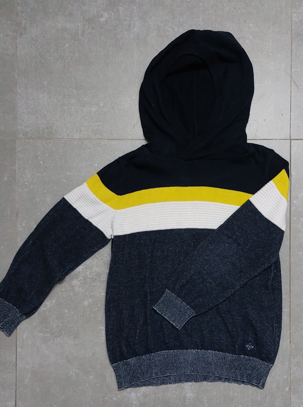Camisola de malha com gorro da marca Tiffosi para 7/8 anos.