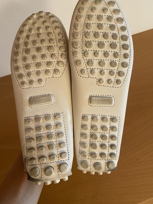 Sapatos brancos da Sacoor