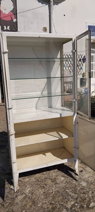 Vitrine em ferro