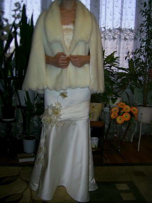 Продам весільну сукню (розмір 42-46)